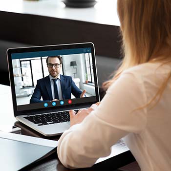 Videochiamata su pc tra cliente donna e gestore finanziario.