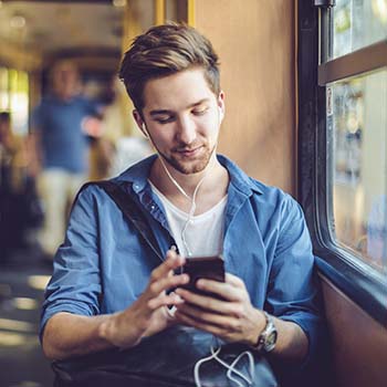 giovane persona con camicia jeans e smartphone