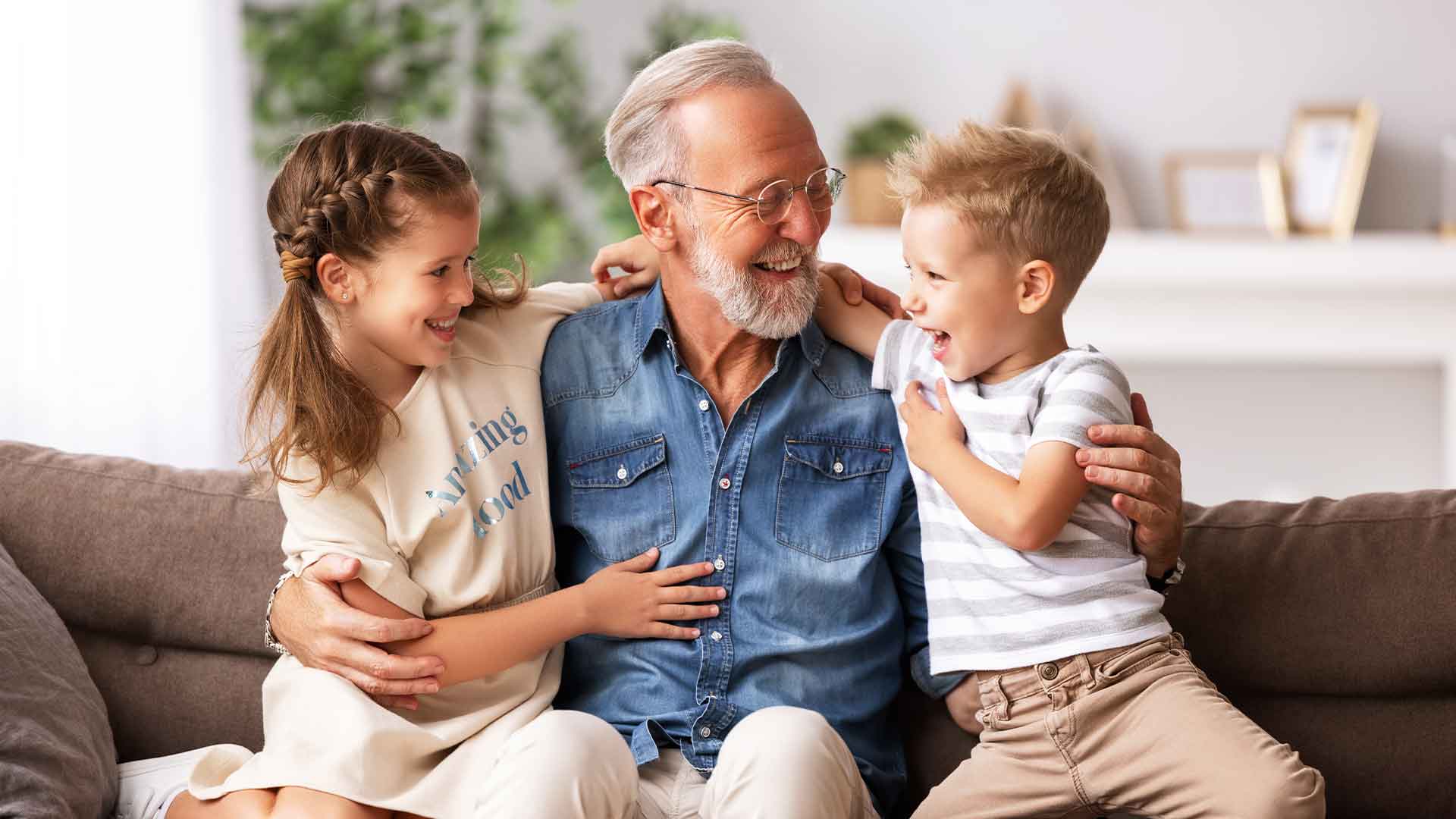 Nonno e nipotini insieme abbracciati