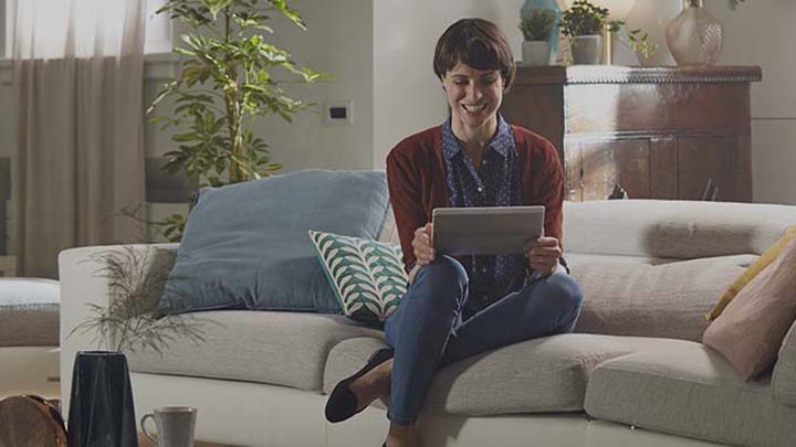 Giovane donna sorridente con in mano un tablet 