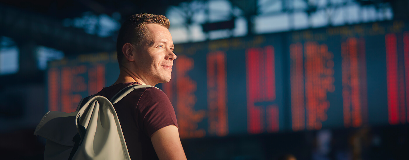 Ragazzo con lo zaino in una stazione