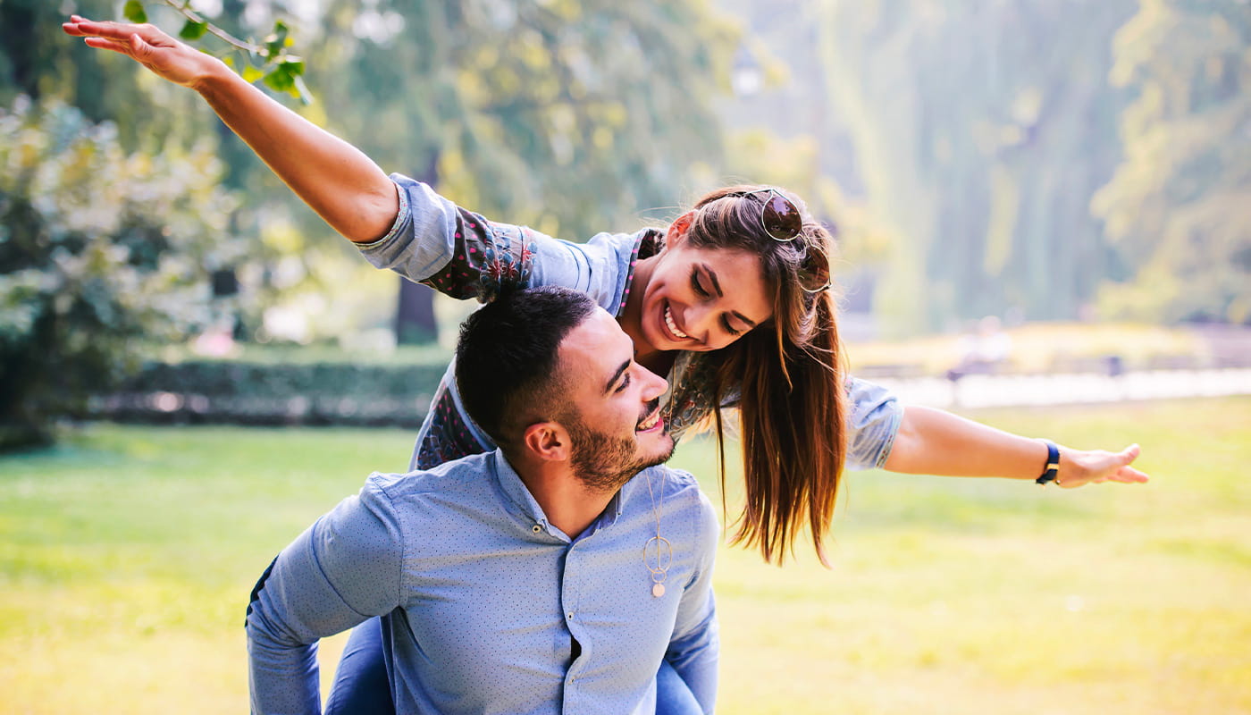 Ragazza sorridente in contesto outdoor