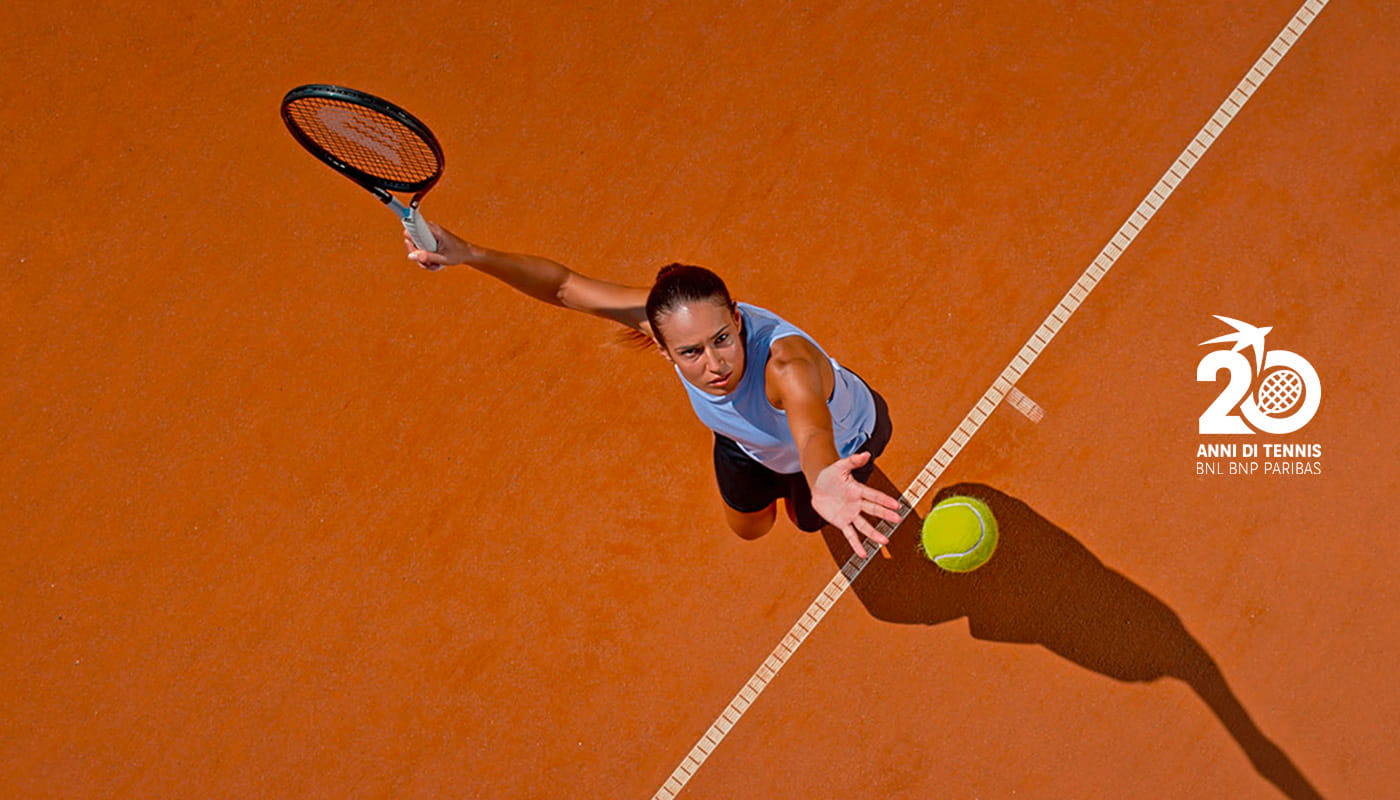 Tennista ripresa dall'alto mentre colpisce la pallina