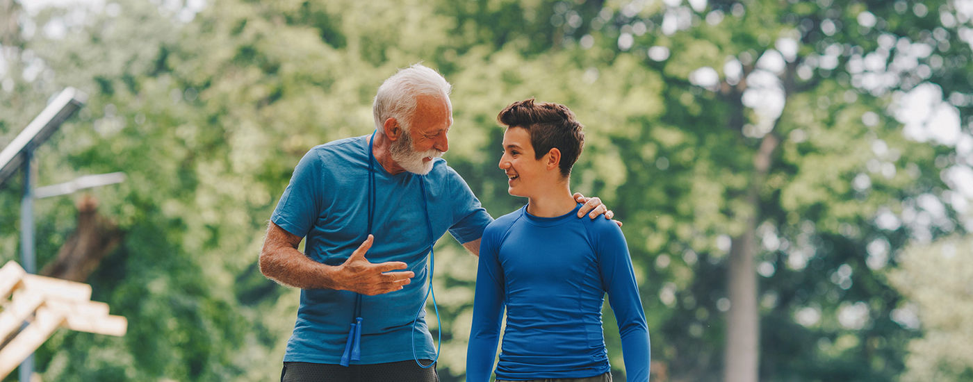 Nonno e nipote che parlano e fanno sport nella natura