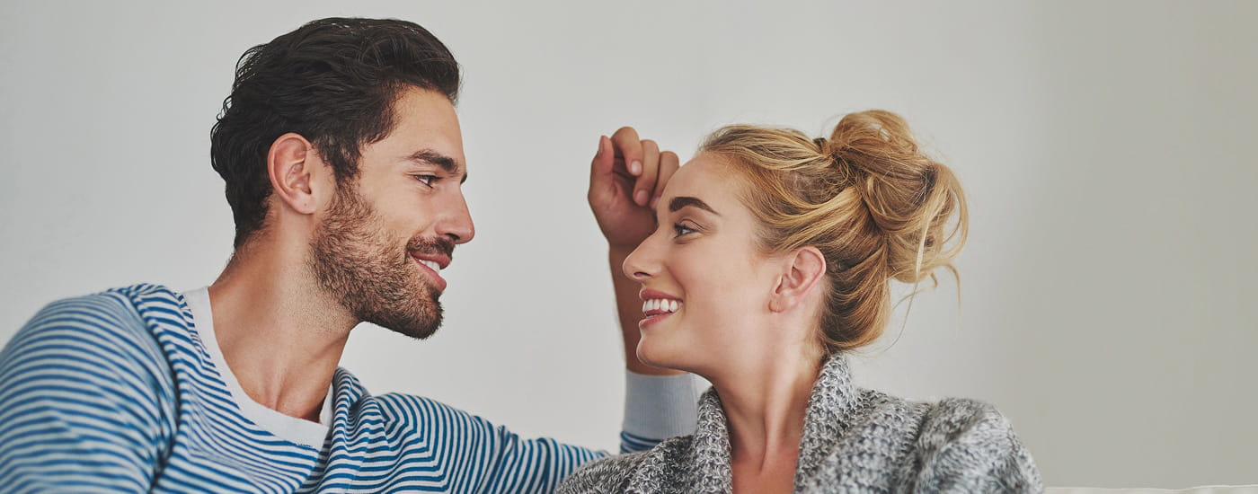 Ragazzo che accarezza il viso della ragazza