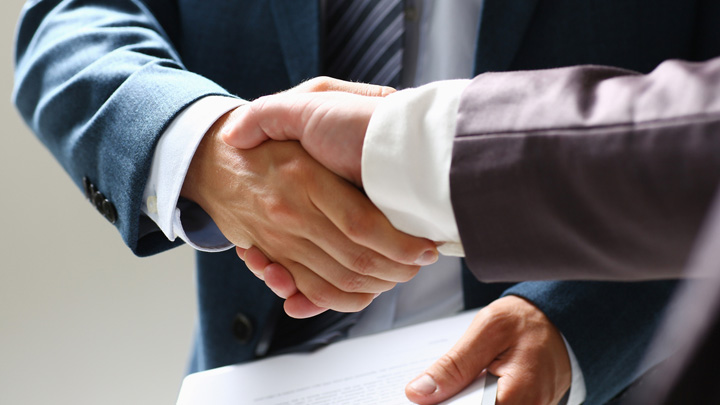 Una stretta di mano rappresenta sul sito BNL BNP Paribas il servizio di Factoring per lo smobilizzo di crediti commerciali.